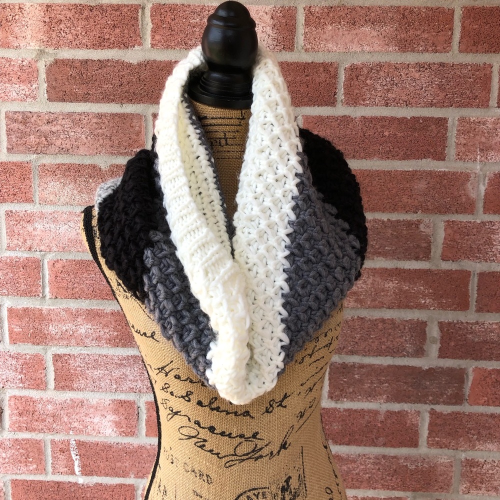 🔸3/$20🔸 

Knitted infinity scarf